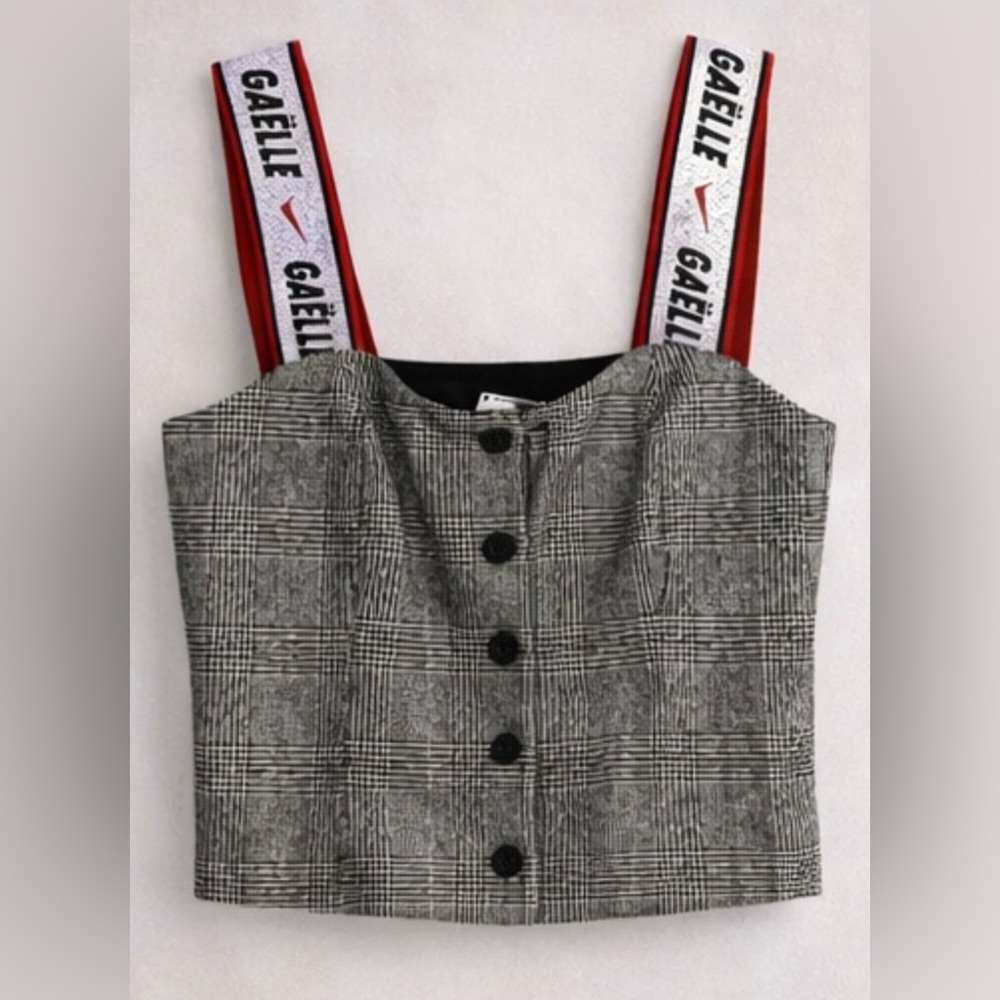 Gaelle grey top.